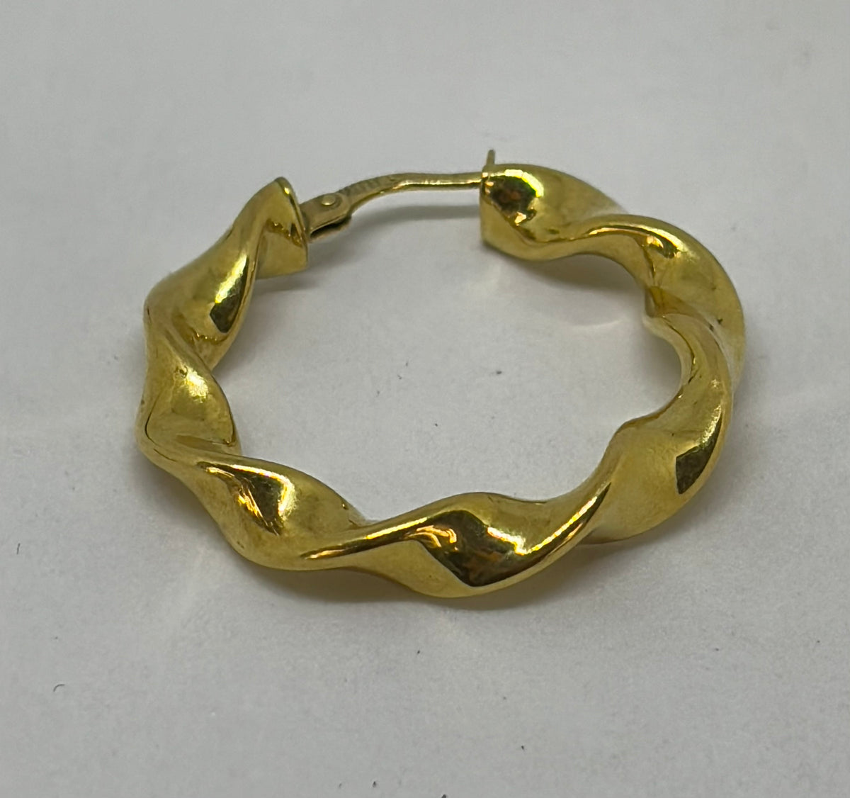 Orecchini in oro 750/1000 - 18 carati colore giallo lavorato - diametro 3,2 centimetri - OO020