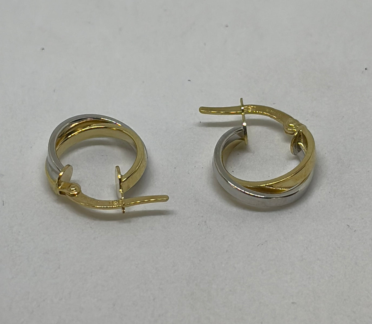 Orecchini in oro 750/1000 - 18 carati colore giallo e bianco - diametro 1,3 centimetri - OO048