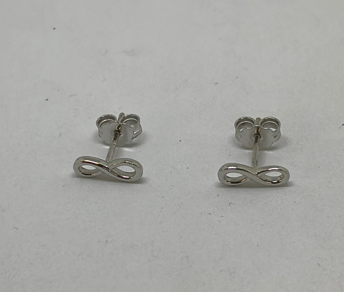 Orecchini in oro 750/1000 - 18 carati colore bianco con simbolo infinito - larghezza 1,0 centimetri - OO009