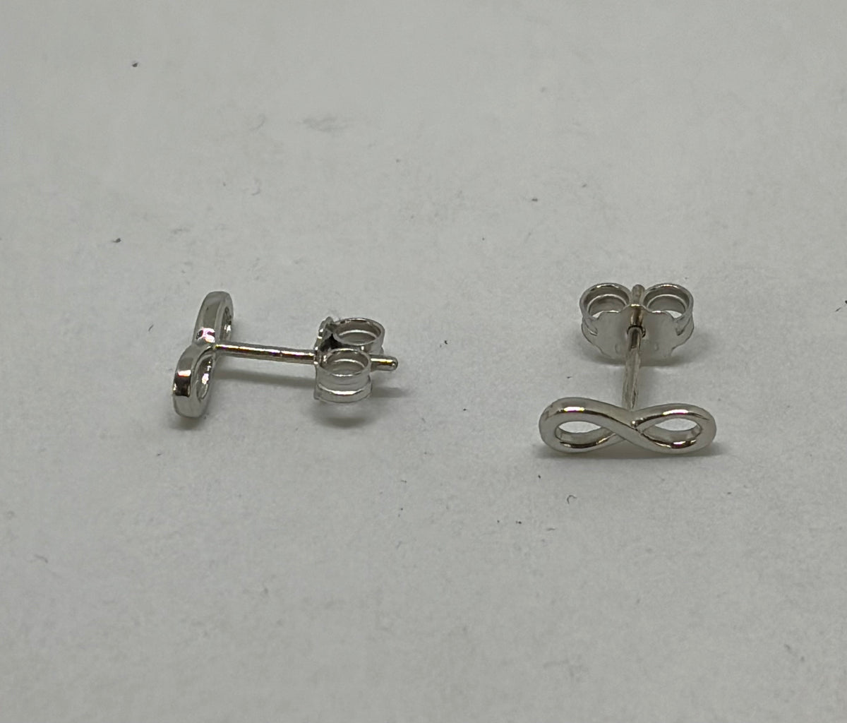 Orecchini in oro 750/1000 - 18 carati colore bianco con simbolo infinito - larghezza 1,0 centimetri - OO009