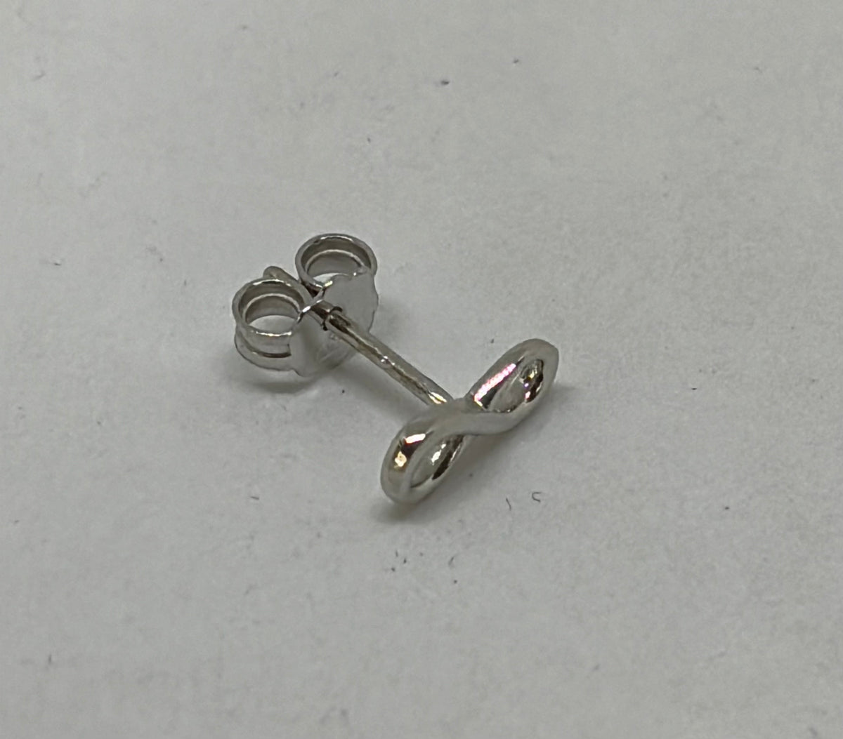 Orecchini in oro 750/1000 - 18 carati colore bianco con simbolo infinito - larghezza 1,0 centimetri - OO009