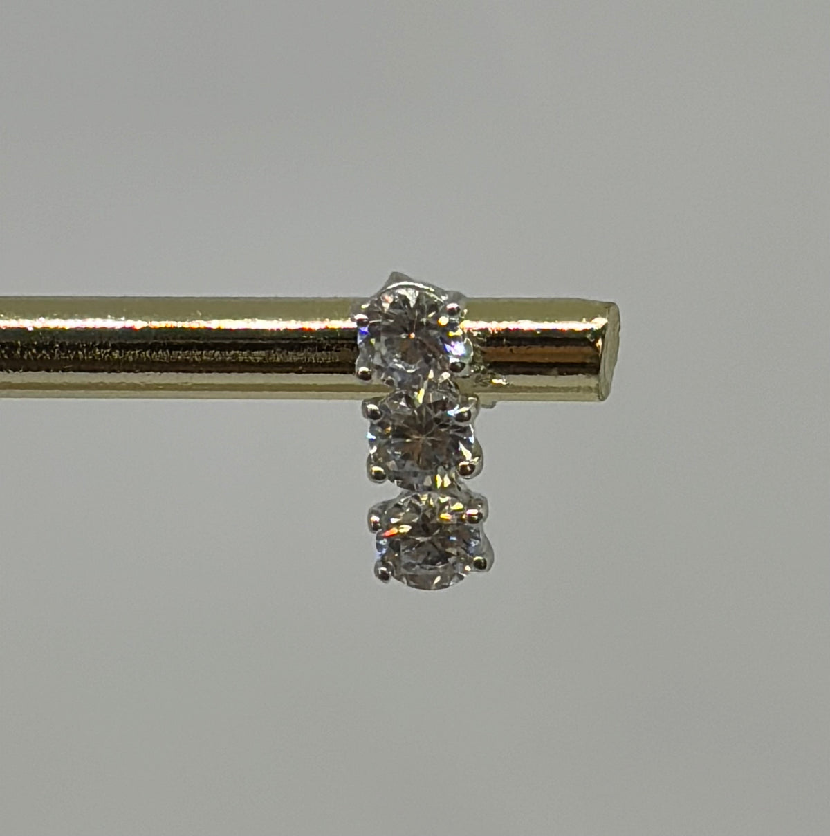 Orecchini in oro 750/1000 - 18 carati colore bianco trilogy con zirconi naturali - altezza 1,2 centimetri - OO011