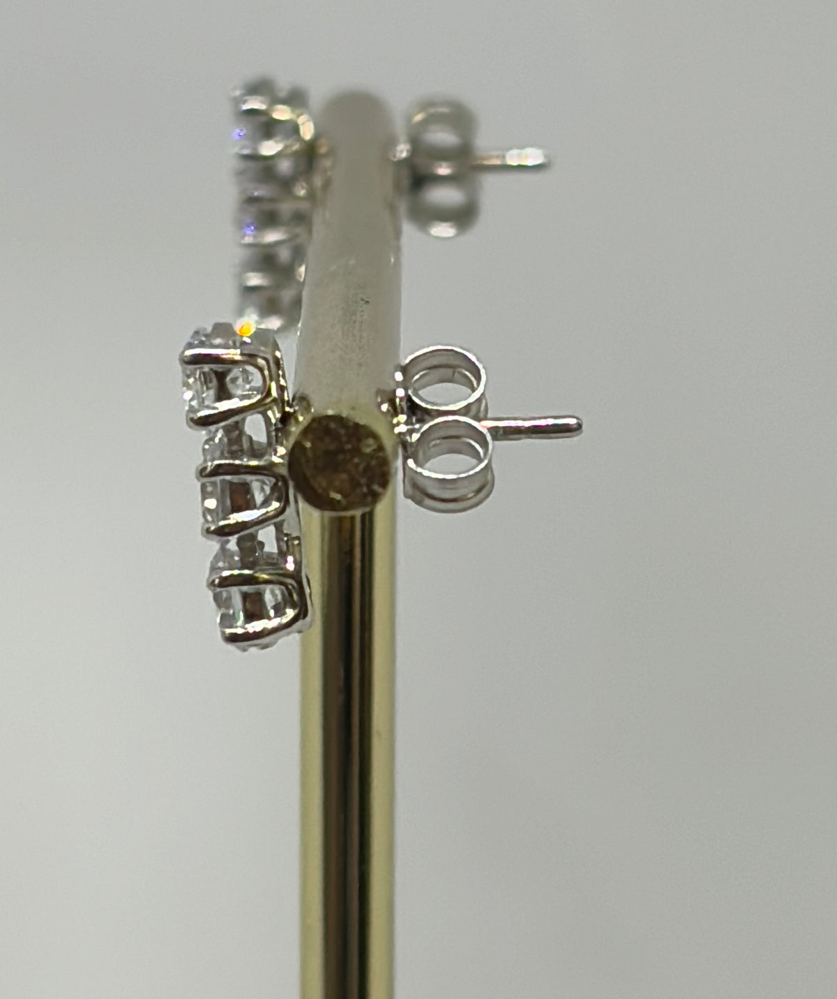 Orecchini in oro 750/1000 - 18 carati colore bianco trilogy con zirconi naturali - altezza 1,2 centimetri - OO011