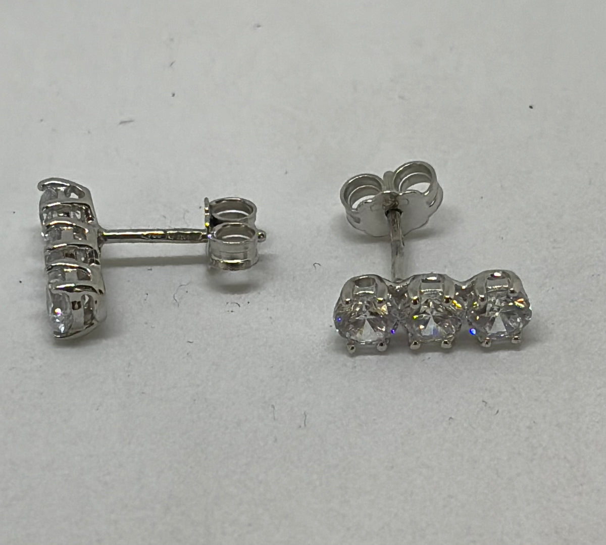 Orecchini in oro 750/1000 - 18 carati colore bianco trilogy con zirconi naturali - altezza 1,2 centimetri - OO011