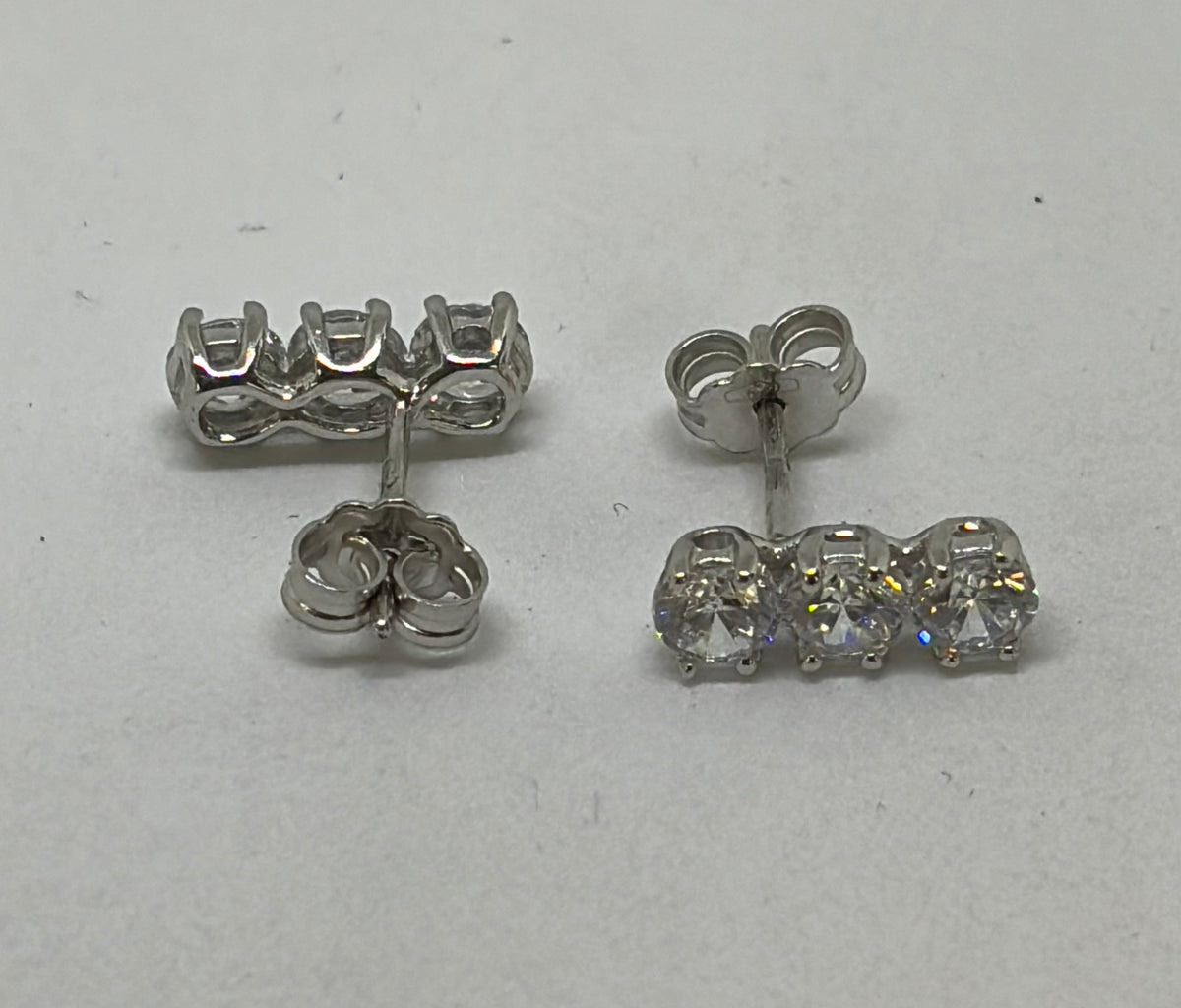 Orecchini in oro 750/1000 - 18 carati colore bianco trilogy con zirconi naturali - altezza 1,2 centimetri - OO011