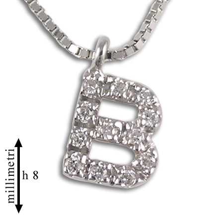 Collana in oro con pendente oro e diamanti lettera piccola